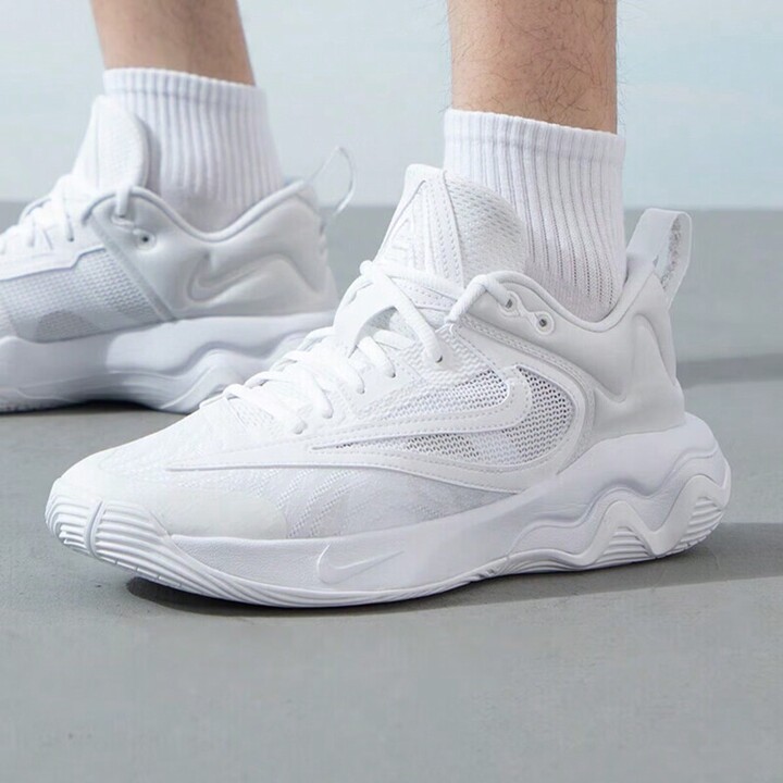 white basketball shoe