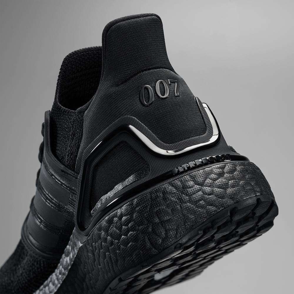 running shoes black